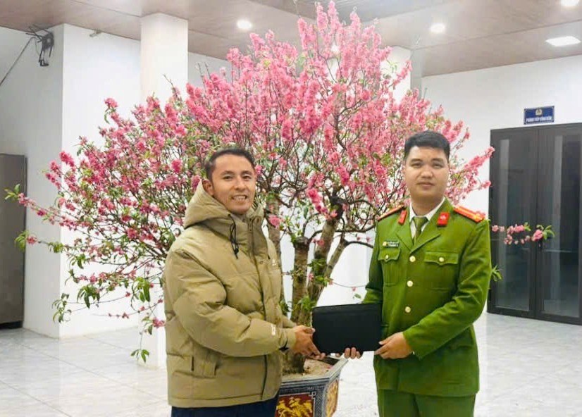 Hai Duong Ward Police return the wallet along with money and important papers to Mr. Nguyen The Luong. Photo: Hai Phong City Police