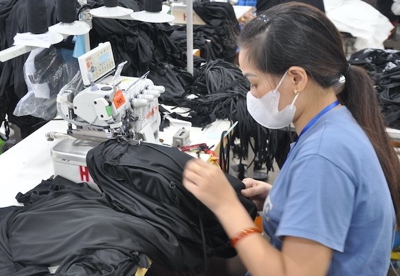 Employees are allowed to continue working at enterprises after conversion to implement new labor contracts. Photo: Thuc Quyen