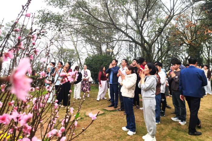 Du khách thực hành tín ngưỡng bên huyệt đạo Am Tiên. Ảnh: X.H