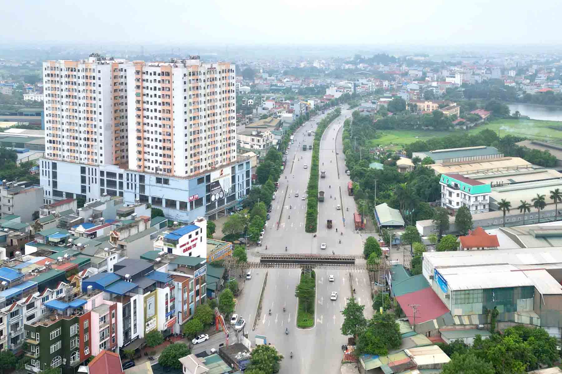 Tổ trưởng tổ dân phố Sơn Đồng (phường Chương Mỹ) phải kiểm tra, ngăn chặn hành vi vi phạm xây dựng. Ảnh: Sóng Hữu
