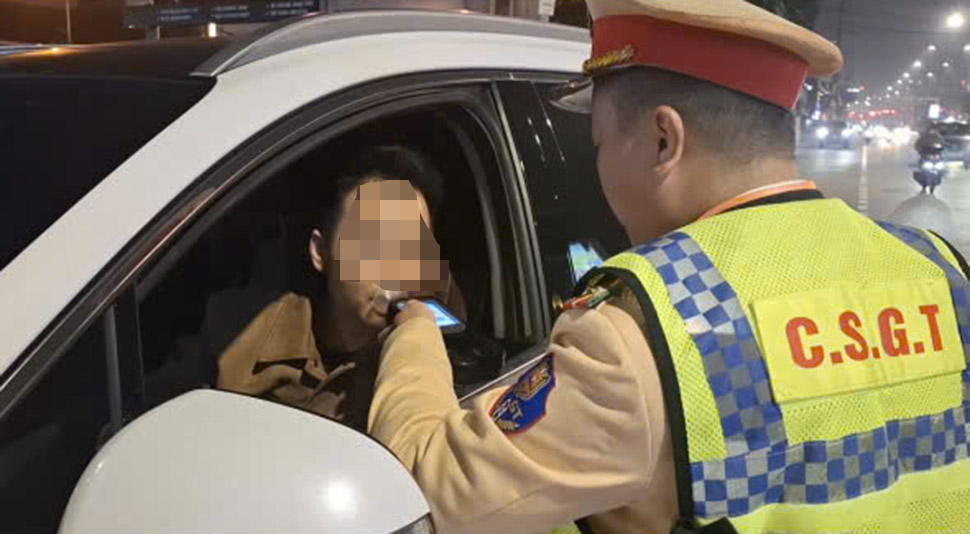 Kiểm tra nồng độ cồn tài xế điều khiển xe con. Ảnh: Trần Tuấn