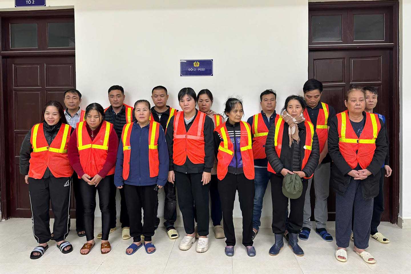 Nhóm đối tượng đánh bạc dưới sông Hồng tại cơ quan Công an. Ảnh: Công an Hà Nội 