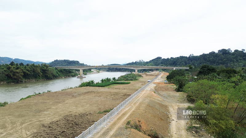 300 billion VND embankment against landslides on the Red River in Lao Cai has taken shape. Photo: Dinh Dai