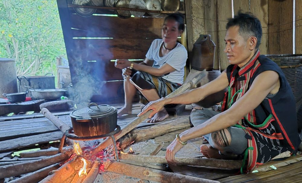 Bếp lửa trong các ngôi nhà sàn của người Pa Cô. Ảnh: Hưng Thơ