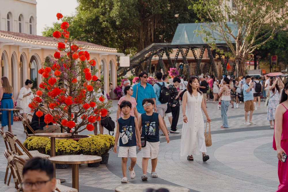 Tourists traveling in spring in the golden sun in Hoang Hon Town (Phu Quoc). Photo: Thanh Son