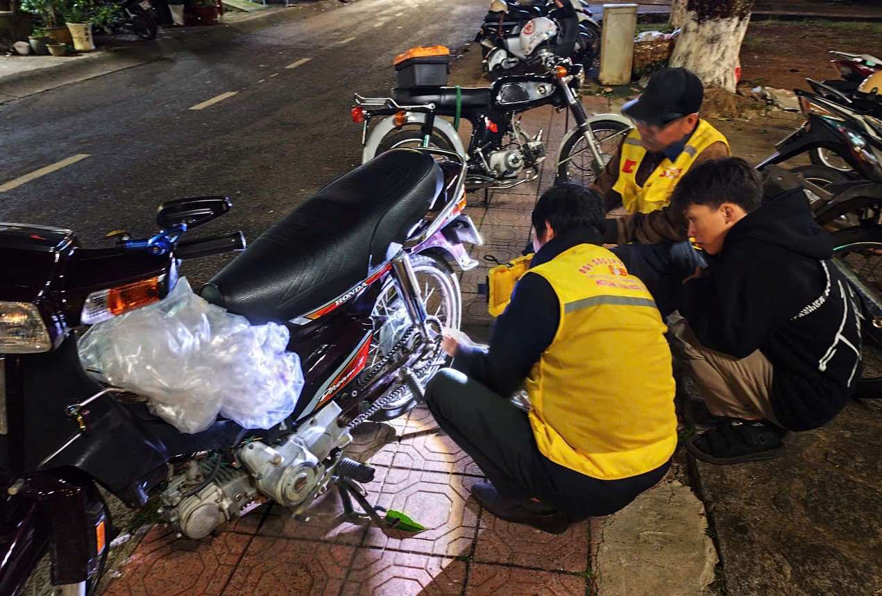 Các tình nguyện viên SOS Bảo Lộc rong ruổi trong đêm tối, sửa xe miễn phí cho người dân trên nhiều tuyến đường. Ảnh: Hải Đường