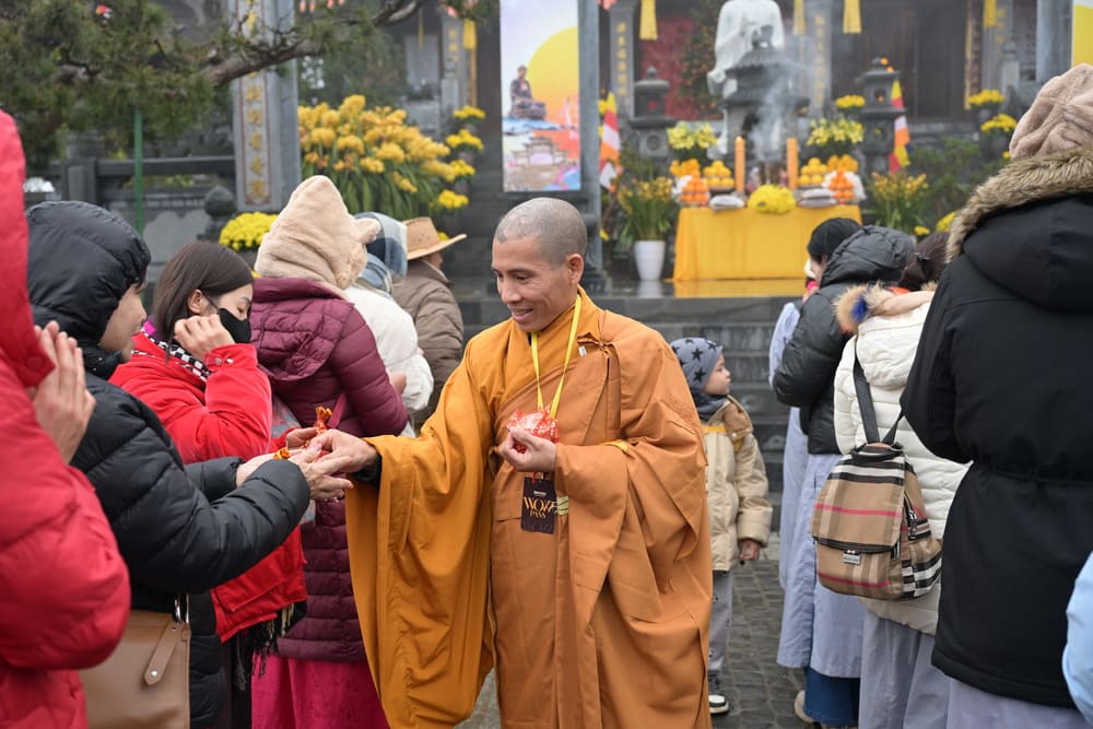 Phật tử đến dự lễ khai hội đều được tặng túi muối lộc từ các tăng ni sư