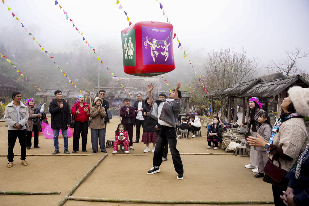 Tourists are excited about folk games on the opening day of the Spring Festival Opening Heaven Gate 2026. Photo: Thanh Son