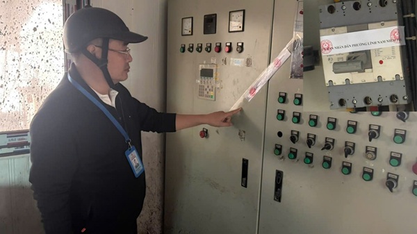 Hà Nội chốt hạn, cắt điện 16 trạm trộn bê tông trái phép ở bãi sông Hồng. Ảnh: Minh Hạnh 