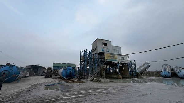 Hà Nội quyết cắt điện, tháo dỡ 16 trạm trộn bê tông trái phép tại bãi sông Hồng. Ảnh: Minh Hạnh 