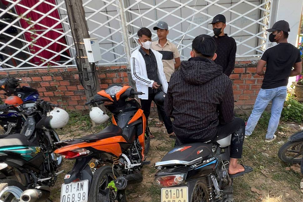 Bị CSGT yêu cầu dừng xe kiểm tra, nhóm thanh niên rút chìa khóa xe, chạy vào đám cưới ven đường để né tránh. Ảnh: Ngọc Oanh