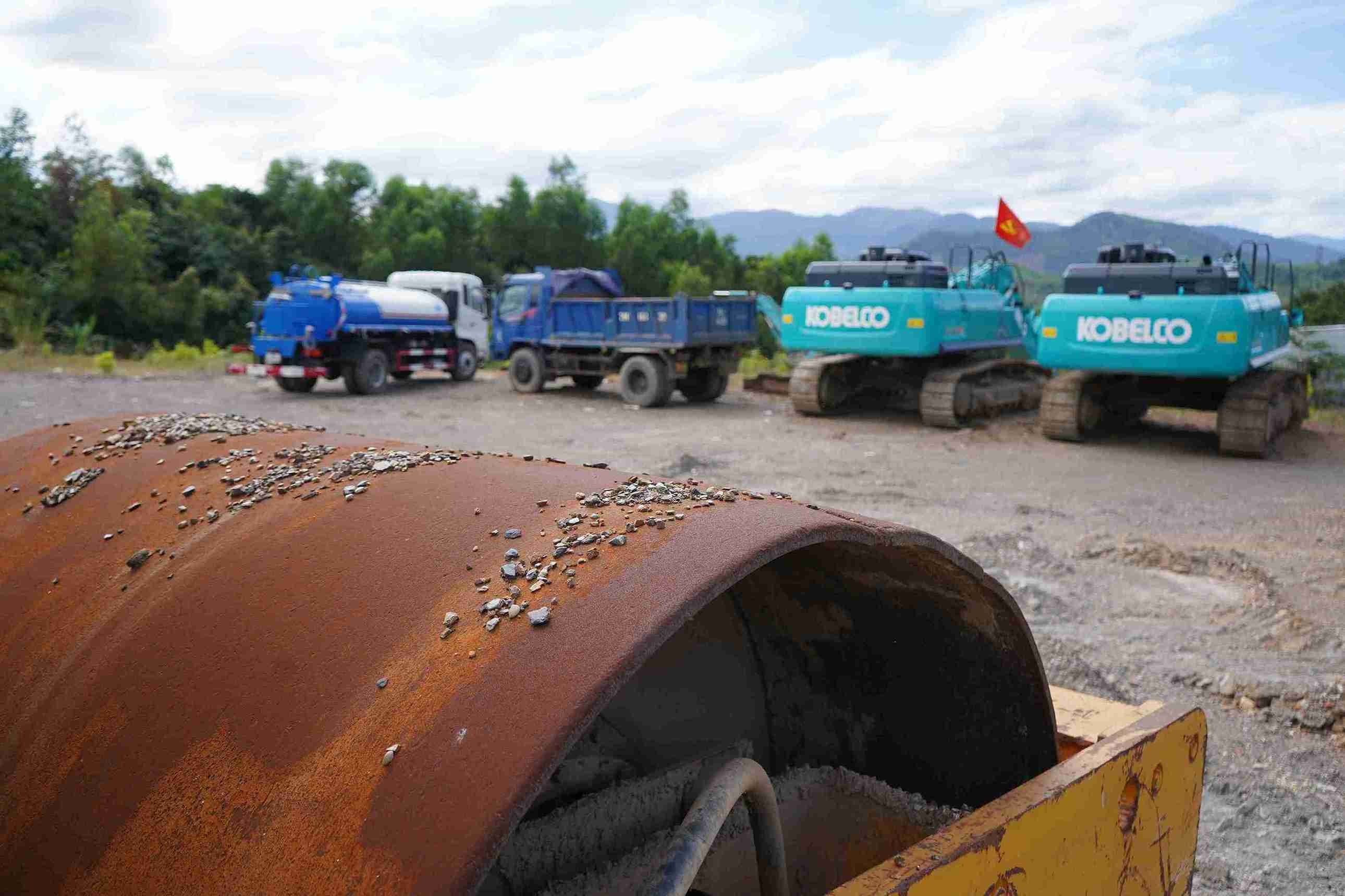 Functional agencies are resolving complaints about the land mine serving state projects not being applied a special mechanism. Photo: Huu Long