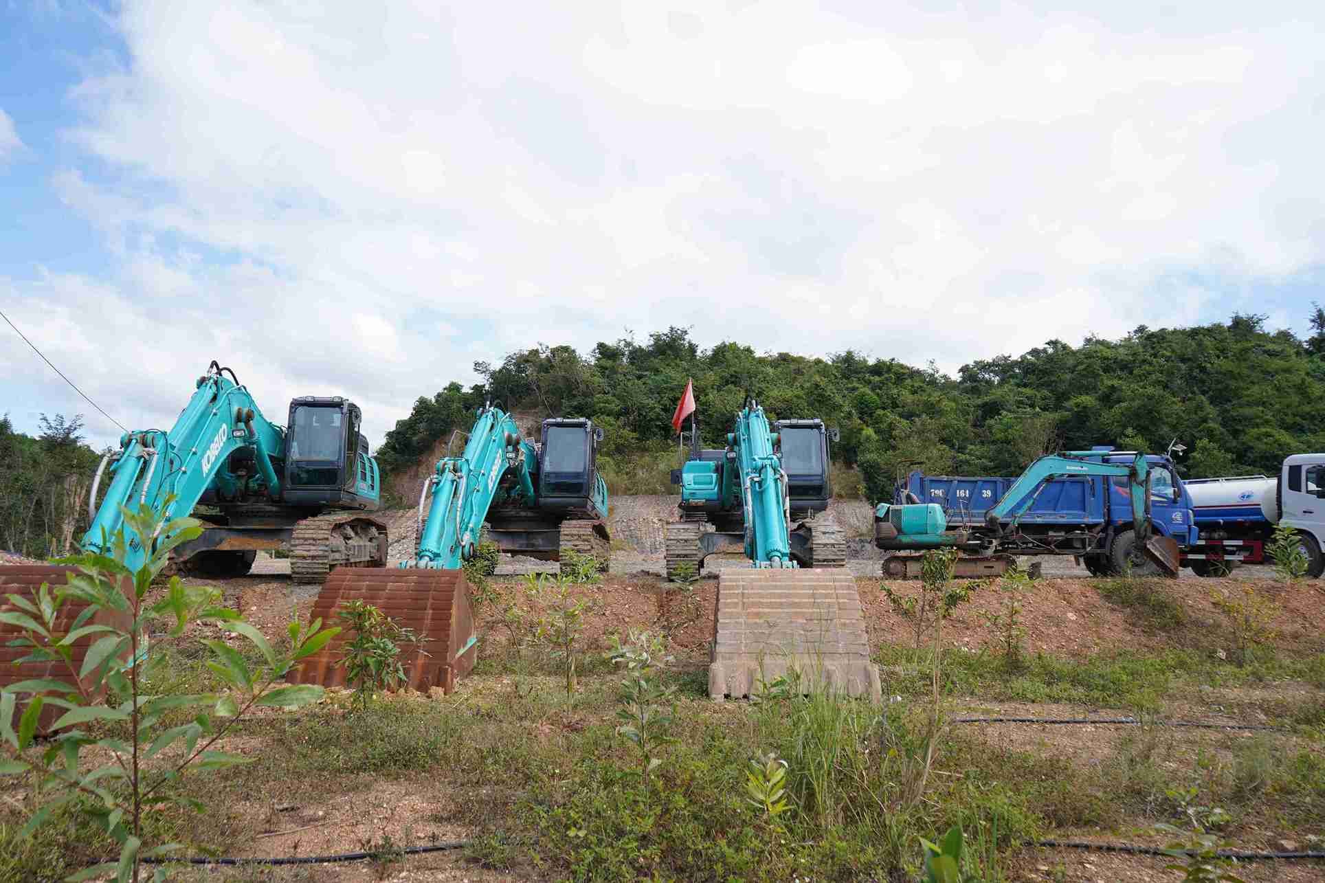 Nhiều thiết bị máy móc hoen gỉ sau thời gian mỏ đất không hoạt động. Ảnh: Hữu Long