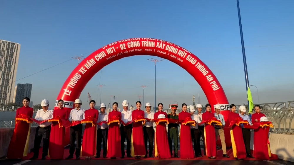 Lãnh đạo TPHCM và các đại biểu thực hiện nghi thức cắt băng thông xe hầm chui HC1-02 sáng 2.2, đánh dấu cột mốc quan trọng của dự án nút giao An Phú. Ảnh: Anh Tú