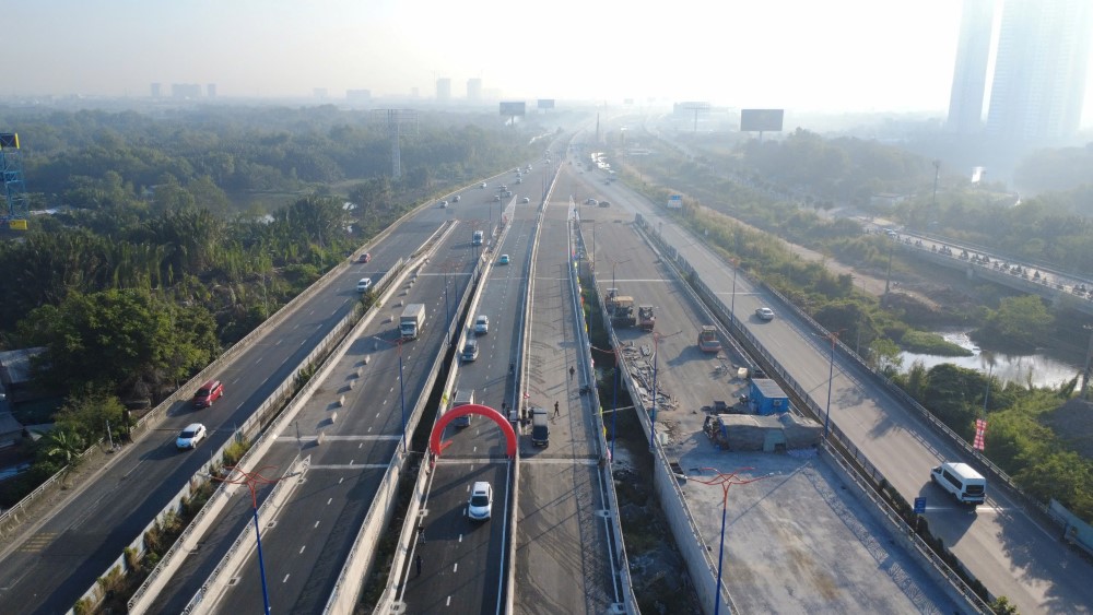 Cầu Bà Dạt đã hoàn thiện đồng bộ, kết nối trực tiếp với hầm chui HC1-02 vừa thông xe sáng nay, tạo thành trục giao thông liên hoàn, thông suốt hướng về cao tốc.