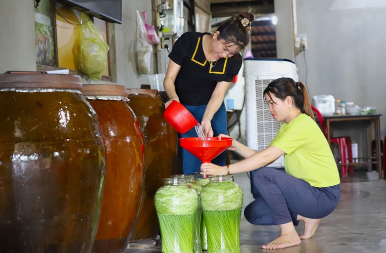 Rượi đòng đòng sản xuất từ bông nếp quýt thì con gái là một trong những sản phẩm nổi tiếng của vùng đất Đạ Tẻh. Ảnh: Phúc Khánh  