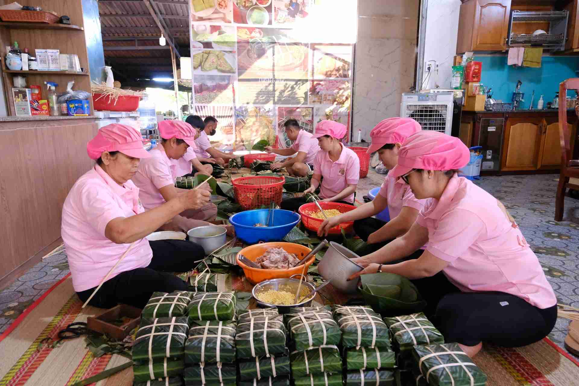 Bánh chưng Đạ Tẻh được làm từ gao nếp quýt là sản phẩm nổi tiếng phục vụ thị trường Tết hàng năm được người dân ưa chuộng lựa chọn. Ảnh: Phúc Khánh 