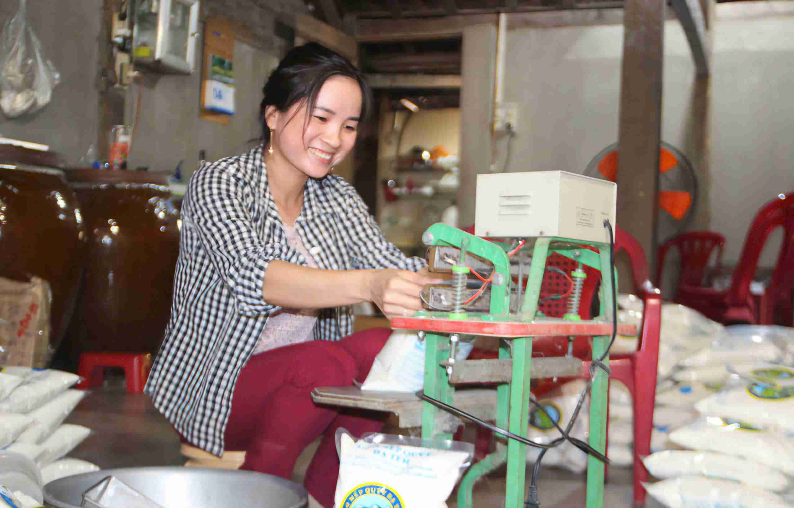 Trước khi giao tới khách hàng, nếp quýt được đóng gói và hút chân không đảm bảo chất lượng tốt nhất. Ảnh: Phúc Khánh 