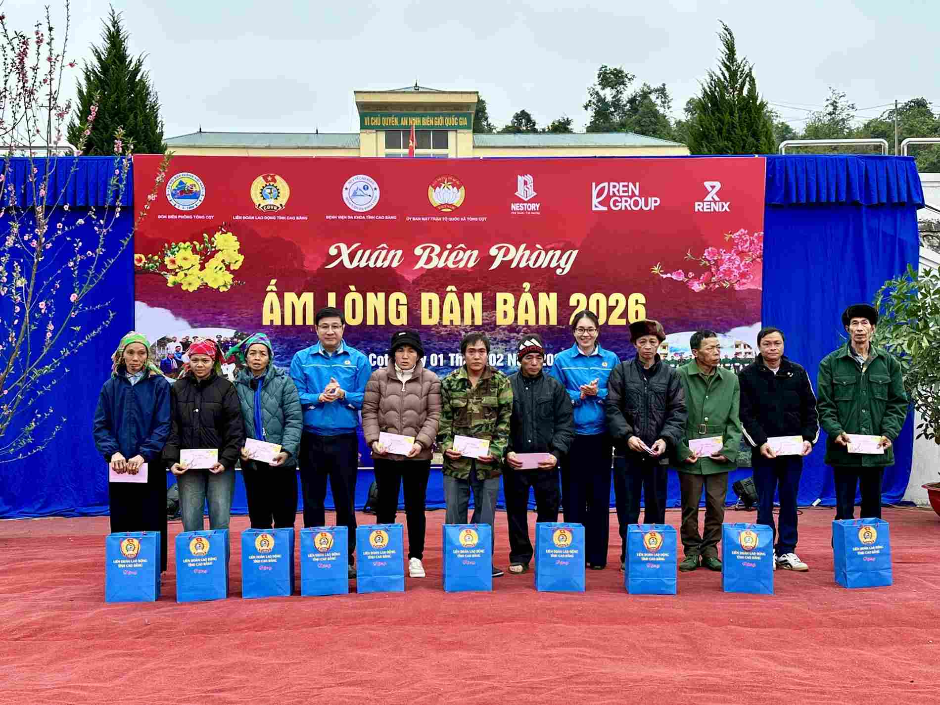 Cao Bang Provincial Labor Federation presents gifts to support families in difficult circumstances in the area. Photo: Dam Tu