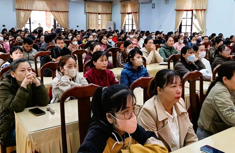 Công đoàn xã Thăng Bình, Đà Nẵng trao hơn 500 suất quà “Tết sum vầy” đến người lao động khó khăn. Ảnh: Trường An