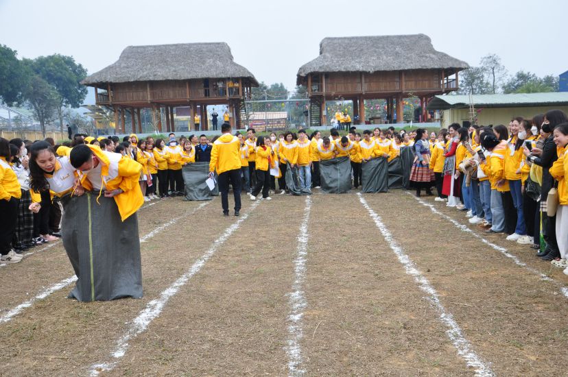 즐거운 활동은 연말 설날 프로그램에서 빼놓을 수 없는 정신적인 양식입니다. 사진: 딘다이