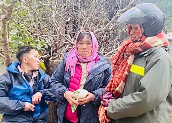 Teacher Chu Mai Huong (wearing a helmet) inquires about the victim's health condition. Photo: Hoang Chinh