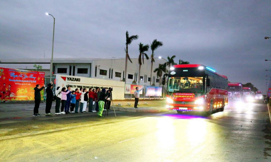 야자키 하이퐁 베트남 유한회사의 버스가 2025년 설날을 맞아 고향으로 돌아가는 노동자들을 태우고 있습니다. 사진: 야자키 하이퐁