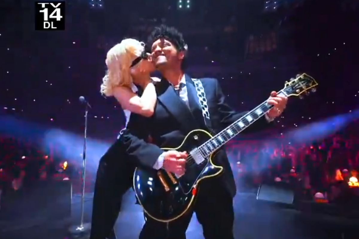 Rosé (Blackpink) kisses Bruno Mars on the Grammy 2026 stage. Photo: cut from video