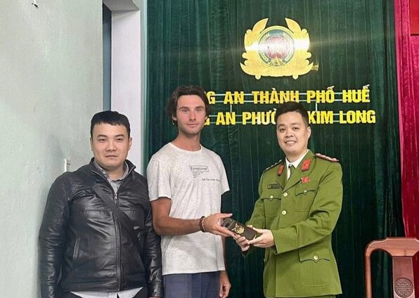 Kim Long Ward Police (Hue City) and people return lost property to foreign tourists. Photo: Ministry of Public Security