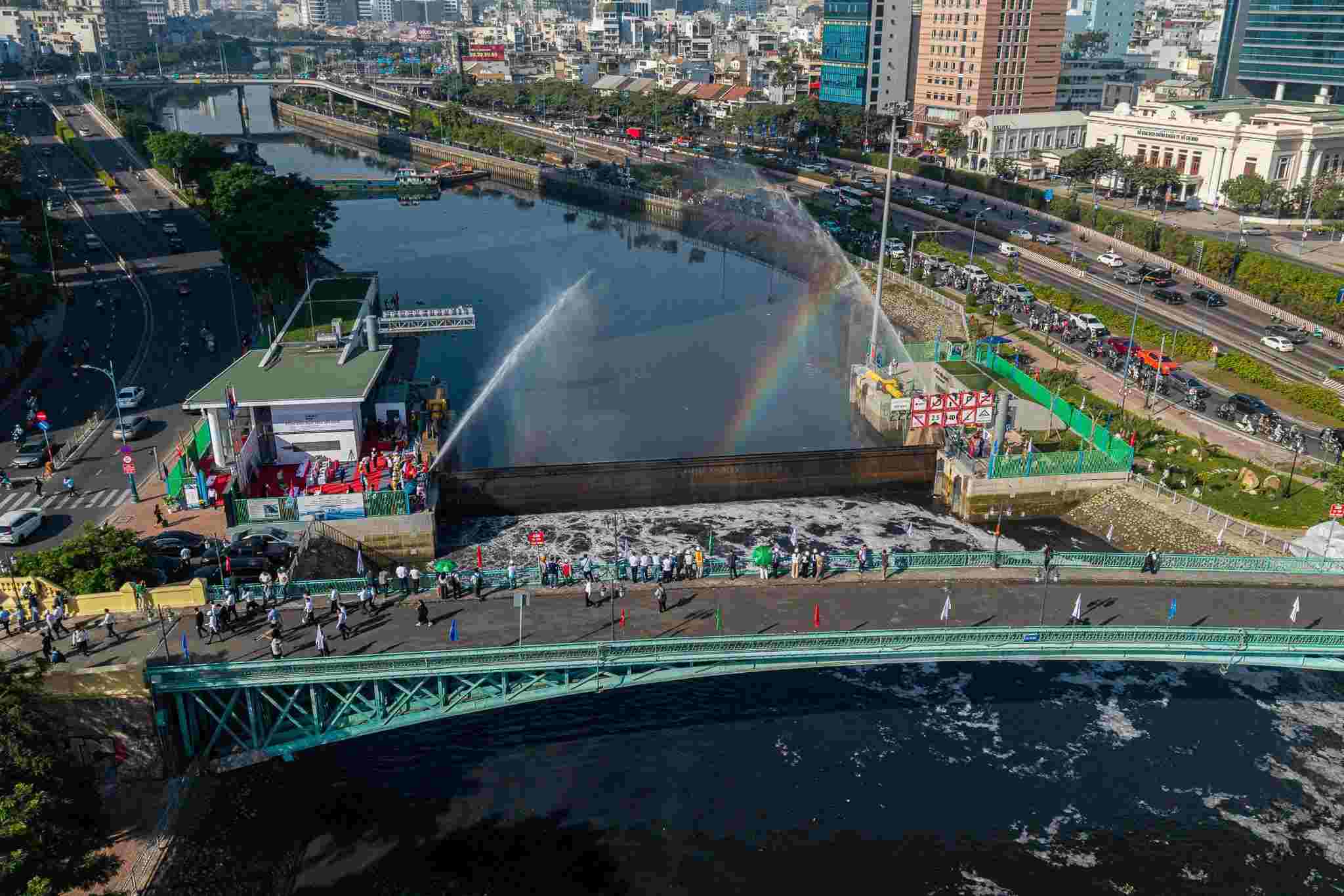 Ben Nghe tide control gate next to Mong bridge was put into operation on the morning of February 2. Photo: Thai Bao