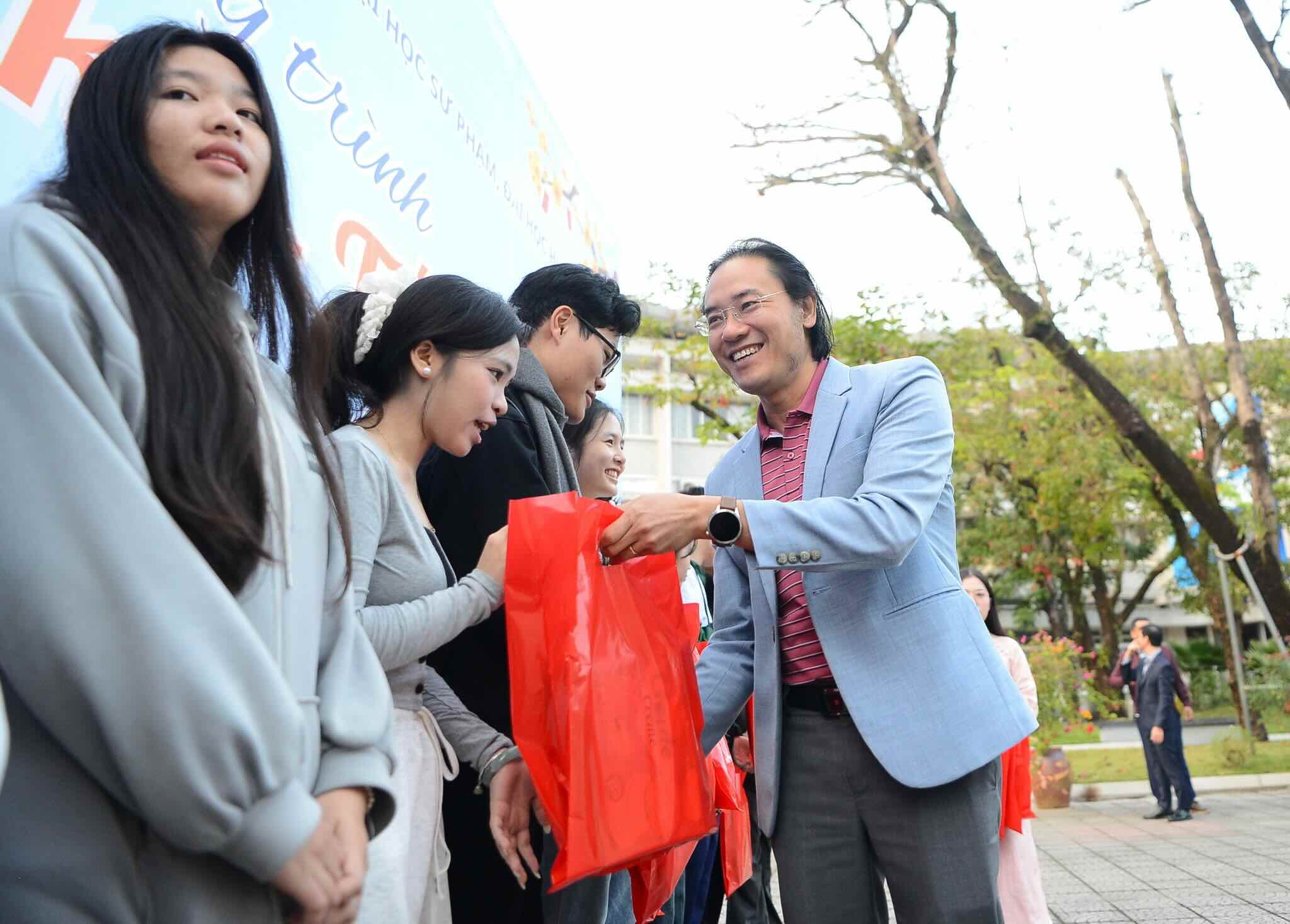 Những phần quà Tết được trao tận tay đến sinh viên. Ảnh: Mai Lan.