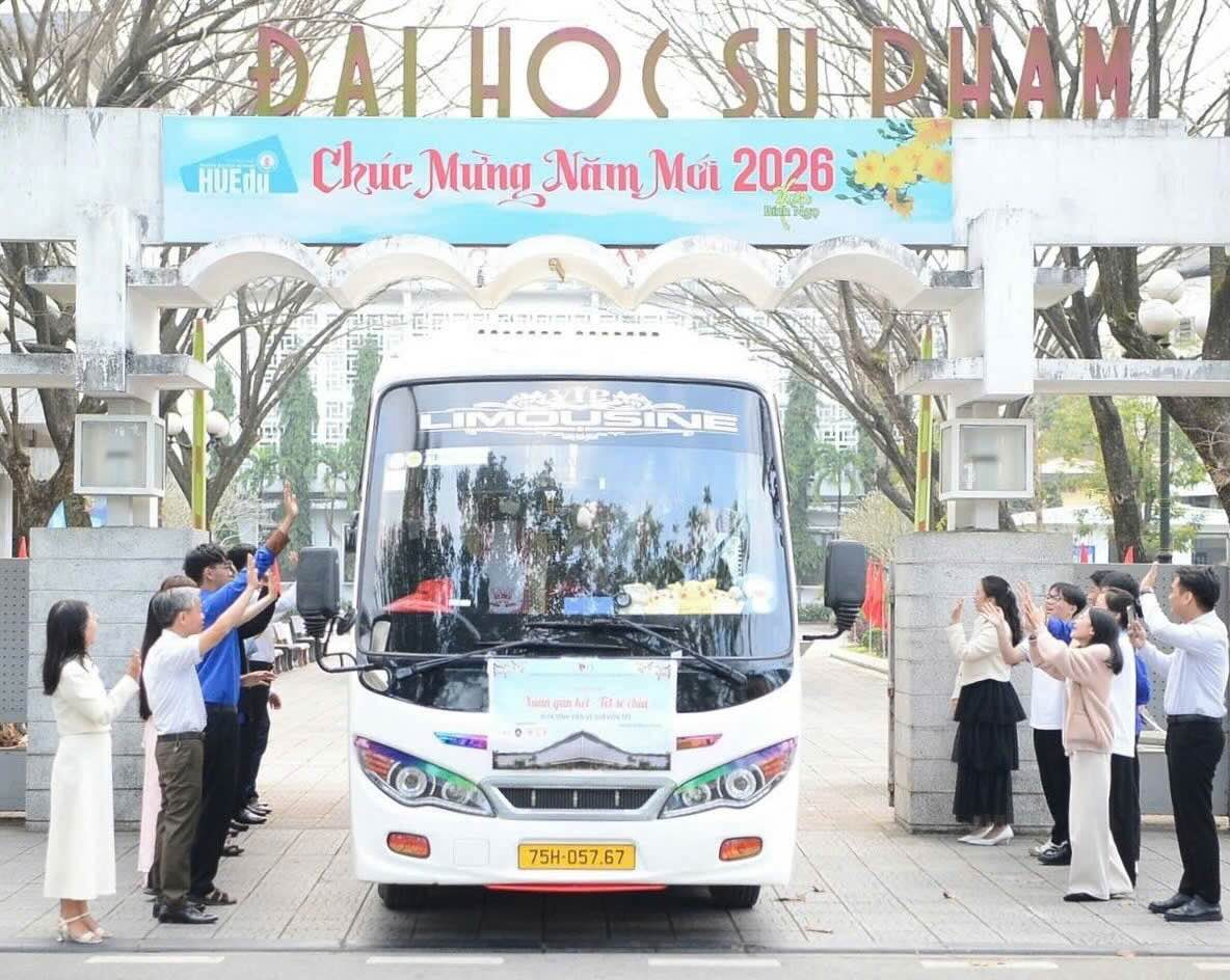 Loving Bus" takes students home for Tet. Photo: Mai Lan