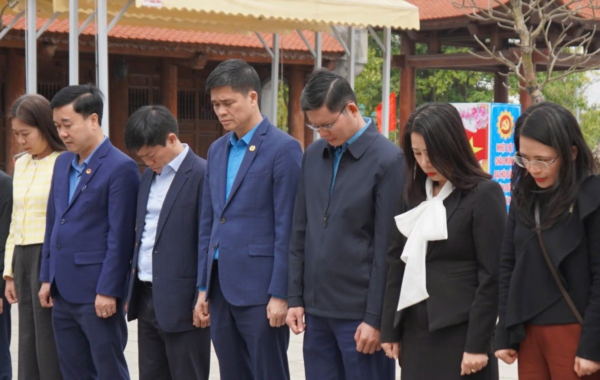 Các đại biểu dành một phút mặc niệm trước anh linh đồng chí Nguyễn Đức Cảnh. Ảnh: Mai Dung