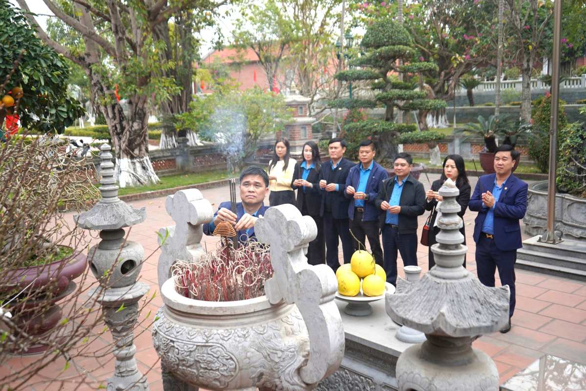Vice President of the Vietnam General Confederation of Labor and the delegation offer incense to commemorate comrade Nguyen Duc Canh. Photo: Mai Dung