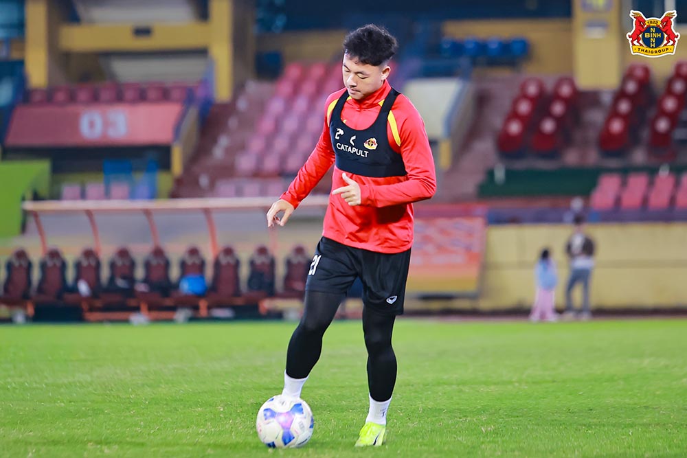 Midfielder Nguyen Thai Son must be sidelined for a long time. Photo: Ninh Binh Club