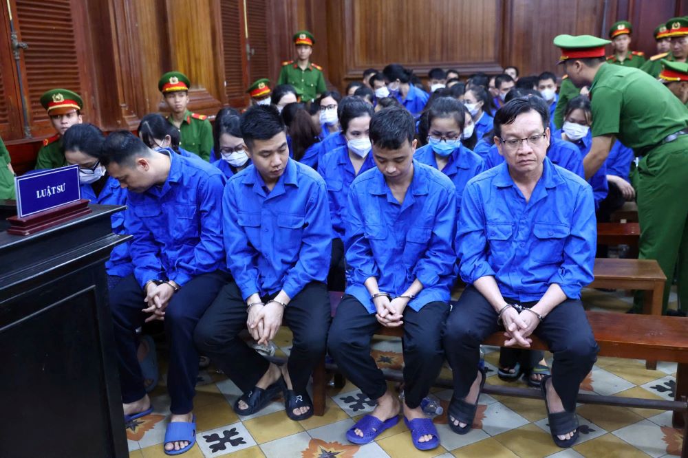 Các bị cáo tại phiên tòa trong vụ án làm giả hơn 200.000 phiếu thử nghiệm xảy ra tại Công ty TSL, Công ty Avatek. Ảnh: Anh Tú