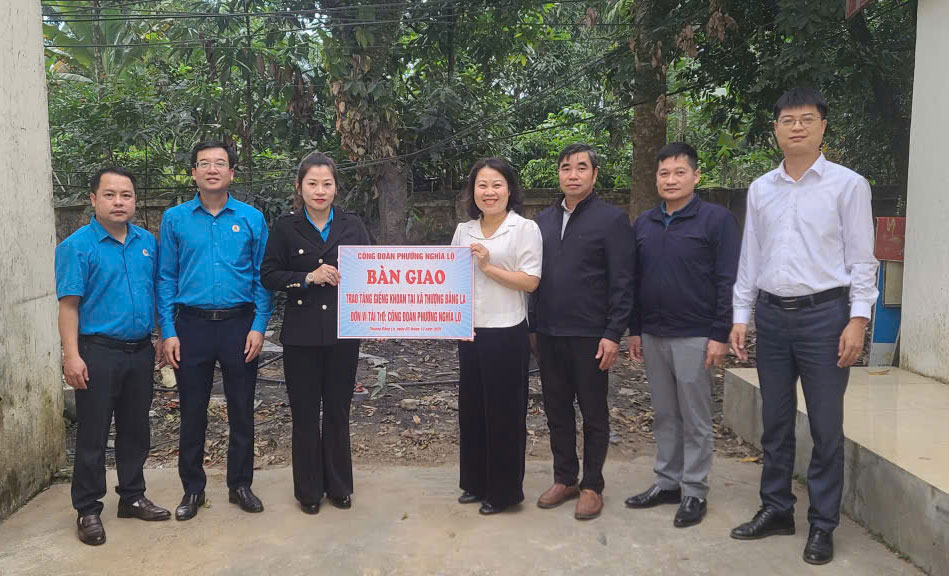 Trao tặng giếng khoan nước sạch – món quà thiết thực giúp người dân vùng cao cải thiện điều kiện sinh hoạt. Ảnh: Bảo Nguyên