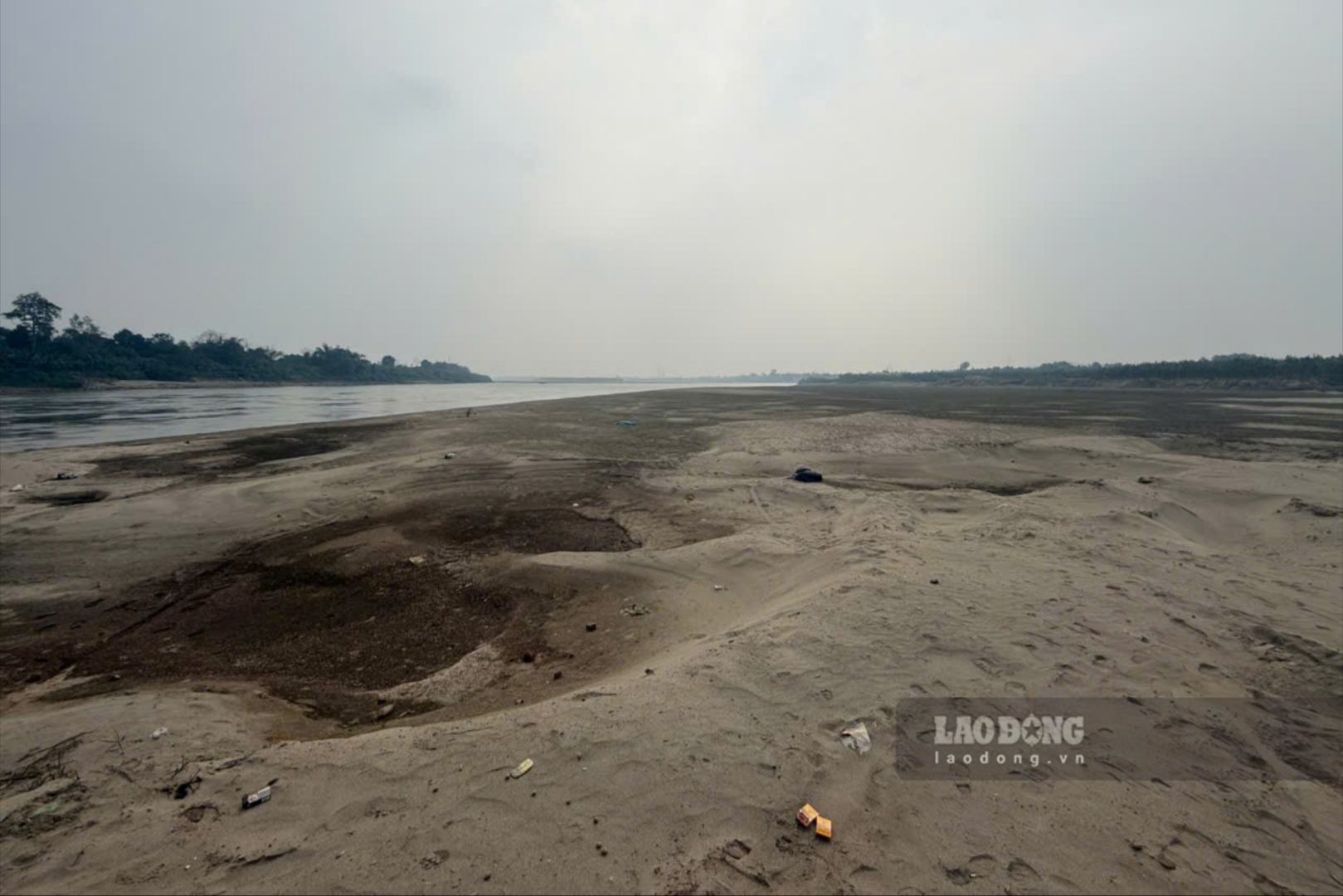 Sông cạn, phóng viên có thể đứng trên cồn cát giữa dòng để ghi nhận. Ảnh: Tô Công.