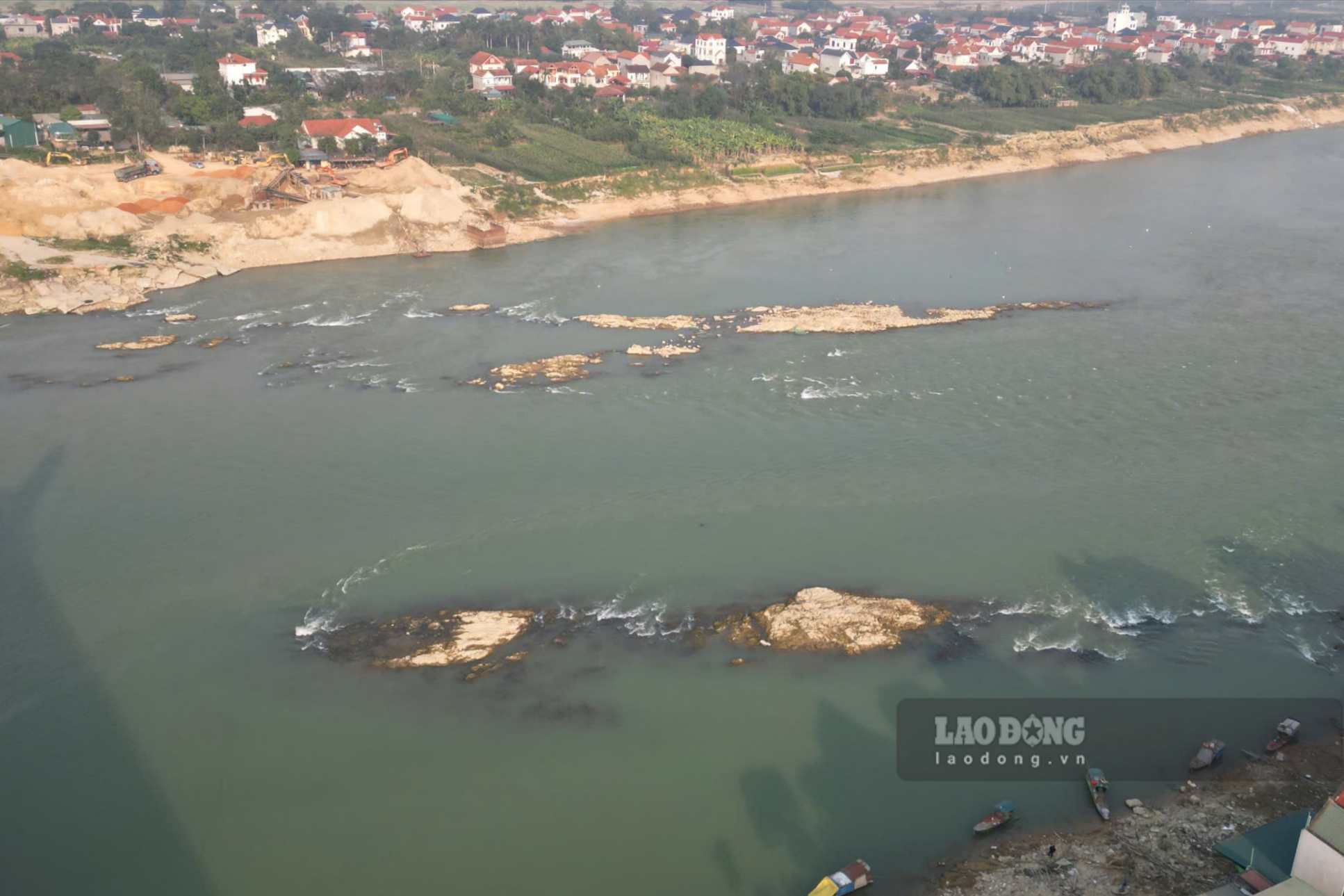 Các bãi đá ngầm khổng lồ trên sông. Ảnh: Tô Công.