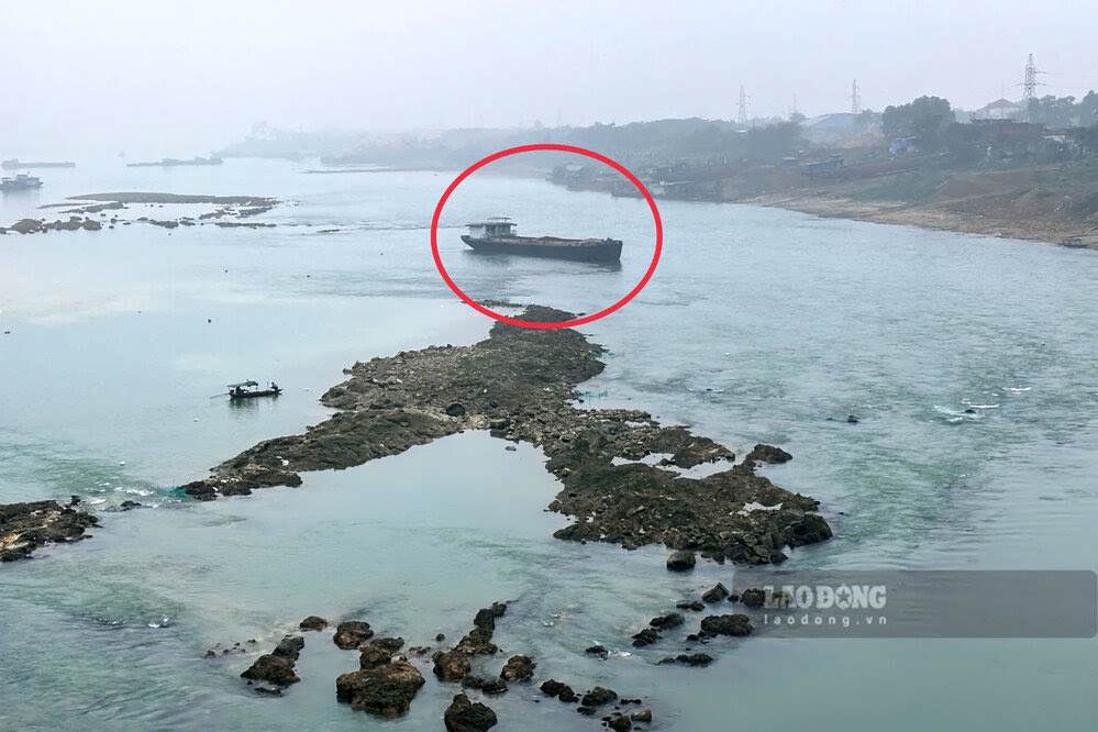 Tháng 2.2025, từng có một chiếc tàu bị mắc cạn do va phải đá ngầm trên sông Lô. Ảnh: Tô Công.