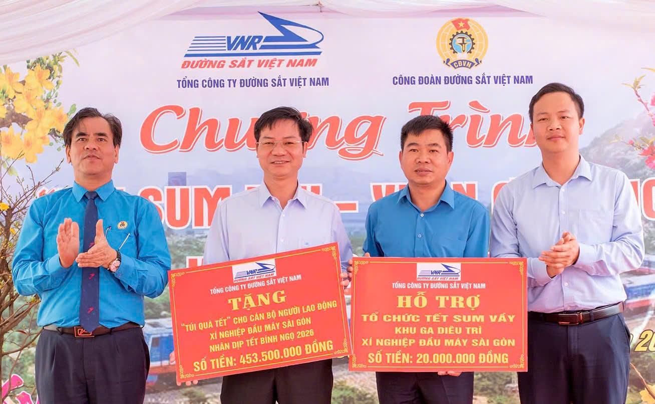 Ông Hà Trọng Thắng – Chủ tịch Công đoàn Đường sắt Việt Nam trao hỗ trợ túi quà Tết tặng người lao động Xí nghiệp đầu máu Sài Gòn. Ảnh: Hưng Đạo