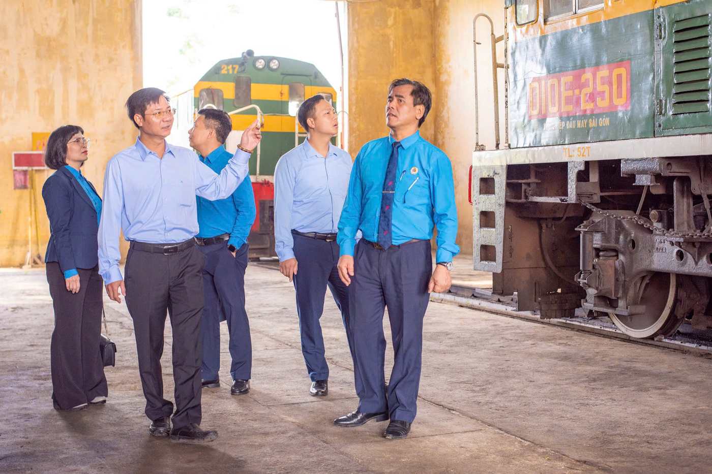 Ông Hà Trọng Thắng – Chủ tịch Công đoàn Đường sắt Việt Nam thăm điều kiện làm việc của đoàn viên, người lao động Xí nghiệp đầu máy Sài Gòn. Ảnh: Hưng Đạo