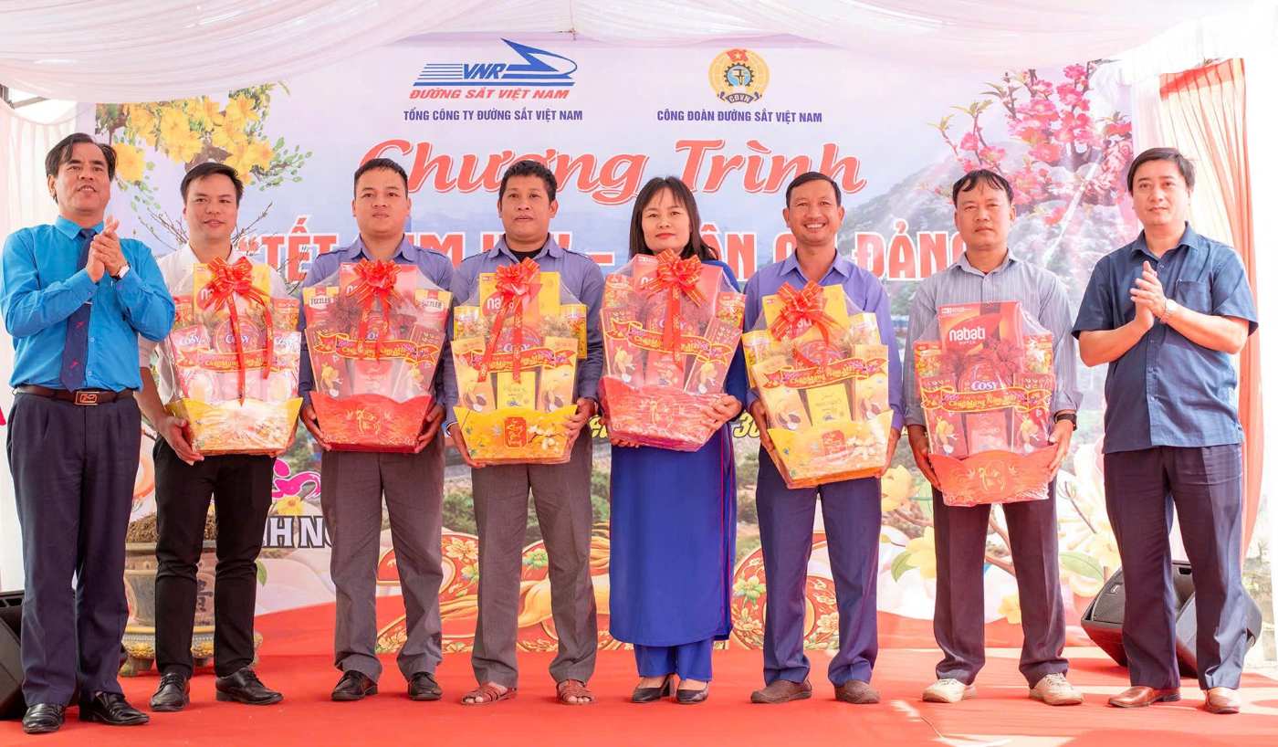 Những món quà Tết Sum vầy đến với đoàn viên và tập thể làm việc trong đêm giao thừa ở khu ga Diêu Trì. Ảnh: Hưng Đạo