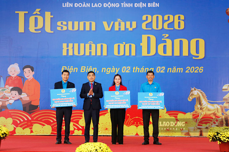 떤민롱 디엔비엔성 노동총연맹 위원장이 베트남 노동총연맹이 주최한 전자 제품 구매 전표를 기초 노동조합에 전달하고 있습니다. 사진: 꽝닷