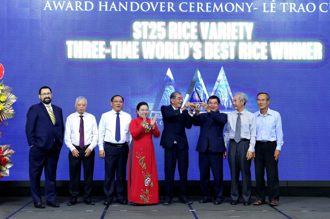 Lãnh đạo Thành ủy, UBND TP Cần Thơ, Hiệp hội Lương thực Việt Nam, Tổ chức The Rice Trader và các đại biểu chúc mừng AHLĐ Hồ Quang Cua cùng nhóm tác giả. Ảnh: Trung Phạm