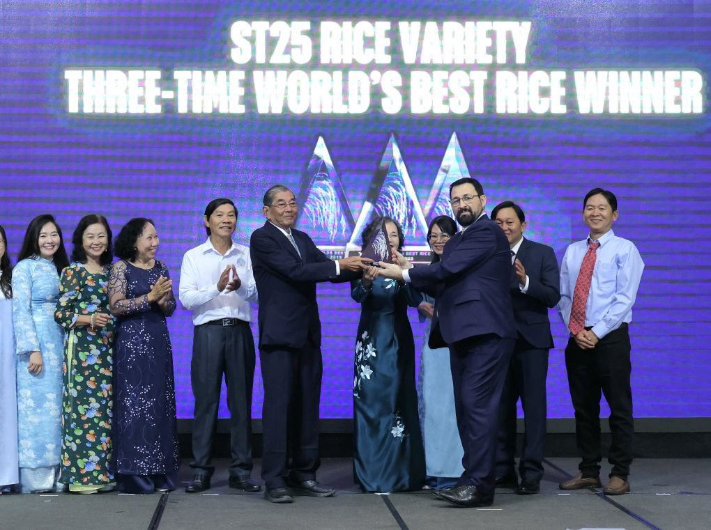 Tổ chức The Rice Trader trao cúp “Gạo ngon nhất thế giới” năm 2025 cho AHLĐ Hồ Quang Cua cùng nhóm tác giả. Ảnh: Trung Phạm