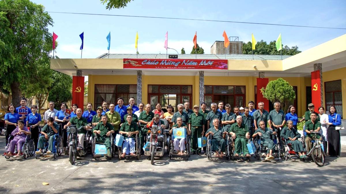 Visiting and giving Tet gifts to wounded soldiers and people with meritorious services in Long Hai commune, Ho Chi Minh City. Photo: CDIC