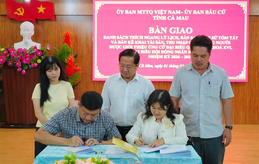 Đại diện Ủy ban Bầu cử tỉnh và đại diện Ban Thường trực Ủy ban Mặt trận Tổ quốc Việt Nam tỉnh Cà Mau ký biên bản bàn giao hồ sơ. Ảnh: Mỹ Trân.