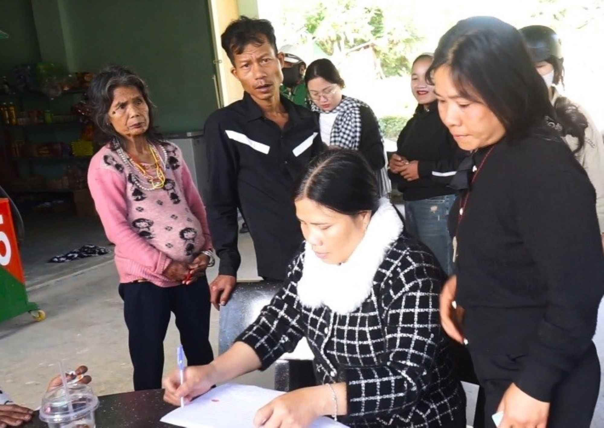Los regalos de Tet se pagan temprano a la gente de las tierras altas de Da Nang. Foto: Truong An