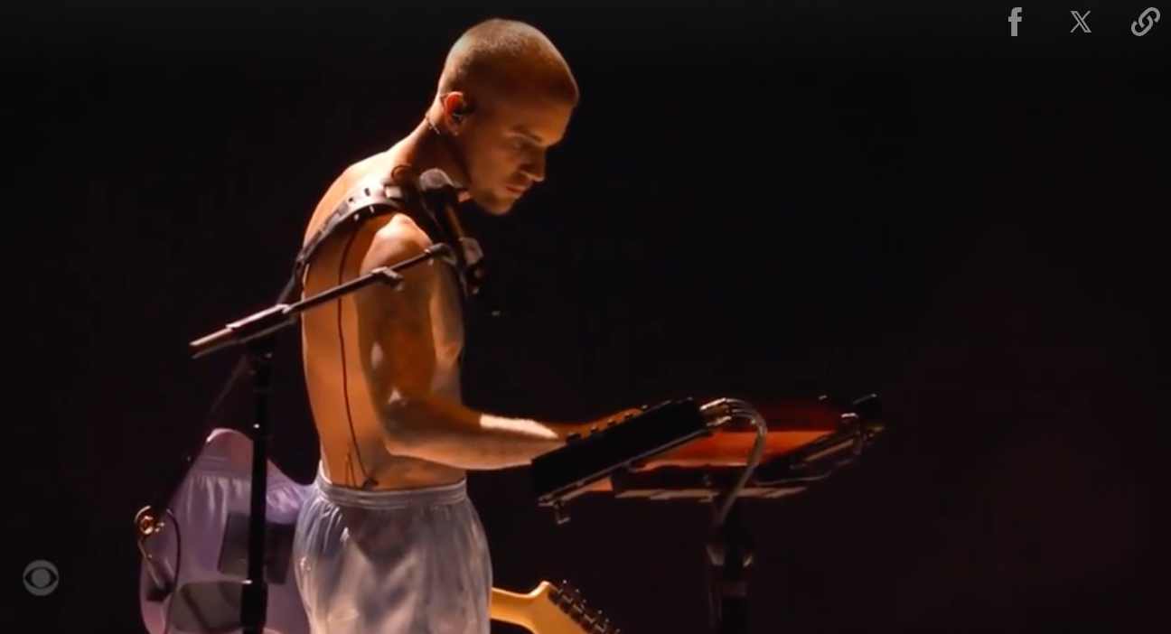 Phong cách của nam ca sĩ khiến khán giả bất ngờ. Ảnh: Cắt từ video